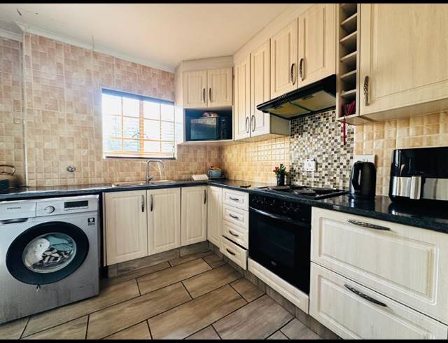 2 BEDROOM TOWNHOUSE FOR SALE IN CASTLEVIEW